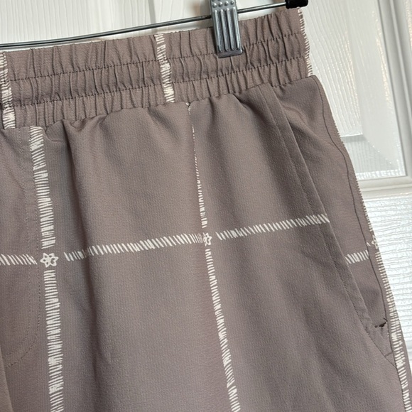 Fabletics The One men’s tan 6” inseam athletic shorts size large - Picture 3 of 9